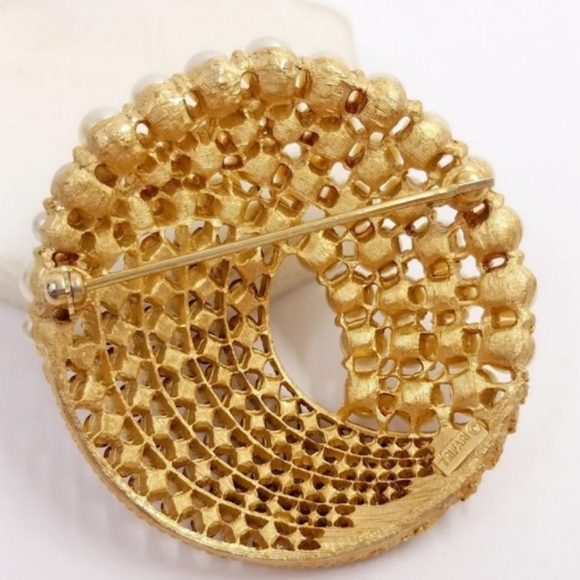 Trifari Crown Gold Tone Faux Pearls Rhinestones Vintage 1960's Brooch - Picture 4 of 16